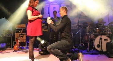 Usred Tonyjevog koncerta na bini kleknuo i zaprosio djevojku