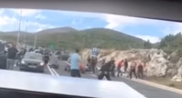 Pogledajte brutalnu tučnjavu Torcide i Armade: Ima ozlijeđenih i privedenih!