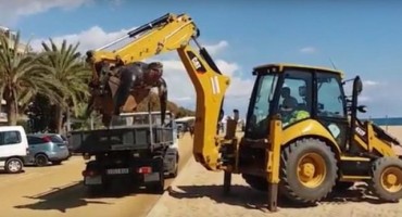 Morsko čudovište bagerom uklanjali sa plaže