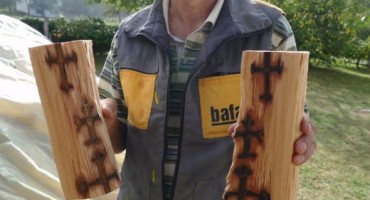 Ivica cijepao drva za ogrijev pa u jednom pronašao križeve