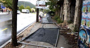 Mostar: Urušena ograda stoji već devet dana na trotoaru,  koliko će još stajati?