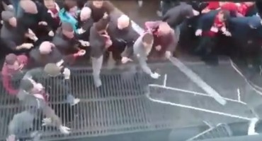 KAOS U LONDONU Više od 20.000 Kölnovih navijača probija se na Emirates, mlate se s policijom i odgodili su utakmicu