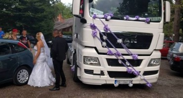 Fotka postala hit u regiji: Pogledajte kako je ova mladenka došla na svoju svadbu