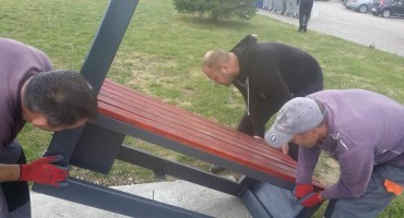 U Tomislavgradu postavljena pametna klupa i solarni reklamni panel