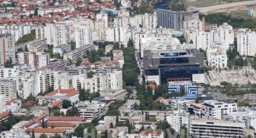 Pogled na osunčani Mostar sa brda Hum