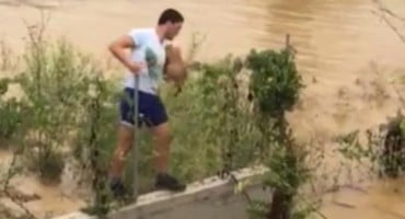 Hrabri mladić spasio psića od poplave koja je potopila sjever Dalmacije
