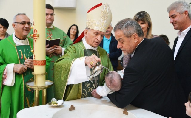 Obitelj Jeličić iz Rame krstila osmo dijete u Retkovcu