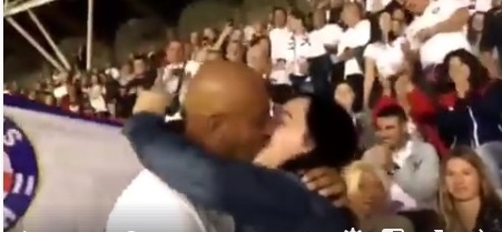 Prosidba na punom Poljudu: Kate udaj se za me. Tvoj Ante.