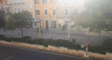 ŽESTOKA TUČNJAVA U CENTRU ŠIBENIKA Torcida upala u grad i napala Funcute, udaralo se bakljama i palicama