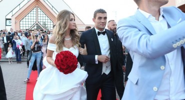 Izabel Kovačić u raskošnoj toaleti privukla pozornost na Mamićevoj svadbi