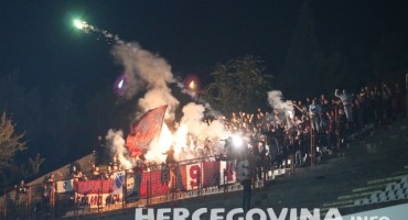 Pogledajte kako si navijači Sarajava bakljama zasuli gledatelje u Mostaru