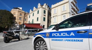 Policija pregovara s čovjekom koji kod sebe ima bombu