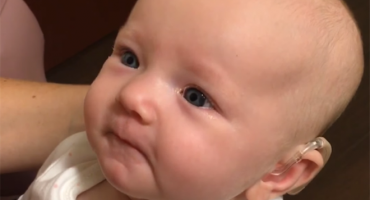 Dirljiv trenutak kad je gluha beba prvi put čula majčin glas