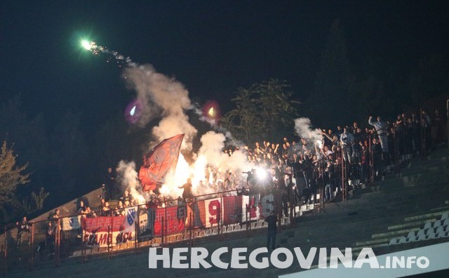 Pogledajte kako si navijači Sarajava bakljama zasuli gledatelje u Mostaru