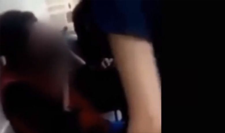 Djevojke brutalno izudarale učenicu koja je nepomično sjedila za klupom, a ostatak razreda skandirao i pljeskao