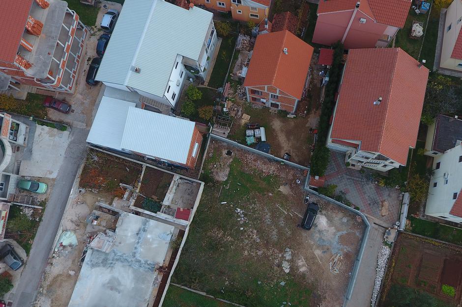 Zazidao susjede: Ne pušta ih iz dvorišta, moraju preskakati zid