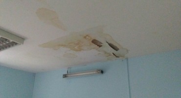 SKB Mostar: Dok pacijenti primaju terapije, s krova curi voda