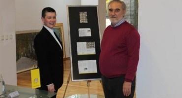 Marinu Topiću svečano uručena poštanska marka s motivom njegove slike