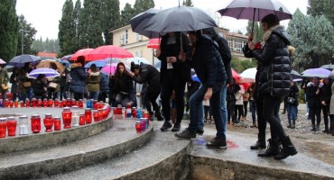 Studenti Sveučilišta Mostar zapalili svijeće za generala Praljka
