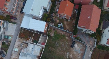 Zazidao susjede: Ne pušta ih iz dvorišta, moraju preskakati zid