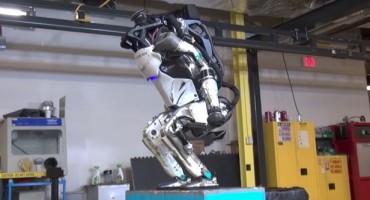 Vojni robot koji ulijeva strah u kosti