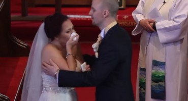 Ono što su napravili njeni učenici rasplakalo je mladenku...