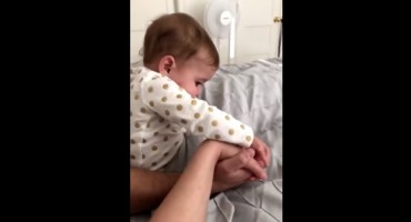 Ljubomorna curica prekinula romantiku između roditelja kako bi držala tatu za ruku