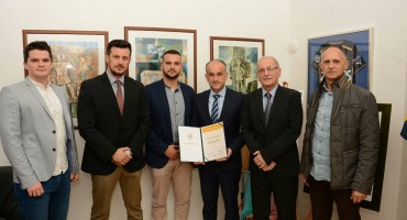 HMRK Zrinjski: Dekanu FPMOZ-a uručena zlatna plaketa za doprinos u razvoju rukometa