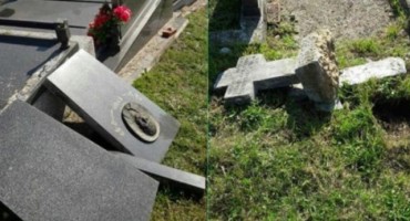 Polomljeni spomenici i oboreni križevi na pravoslavnom groblju u Briješću