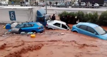 Pogledajte kako vodena stihija u Grčkoj nosi sve pred sobom