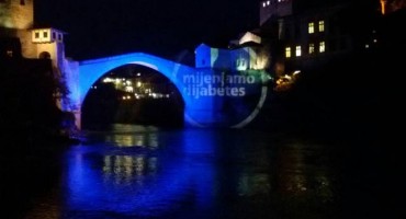 Stari most u Mostaru i Vijećnica u Sarajevu večeras su osvijetljeni plavom bojom