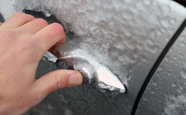  GENIJALAN TRIK ZA ODLEĐIVANJE STAKALA Nakon ovog videa, možete zaboraviti struganja leda s vašeg automobila 