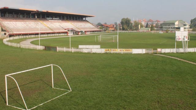 Nova bizarna scena u bosanskohercegovačkom nogometu: Igrači Jedinstva sjeli na travnjak zbog prosvjeda