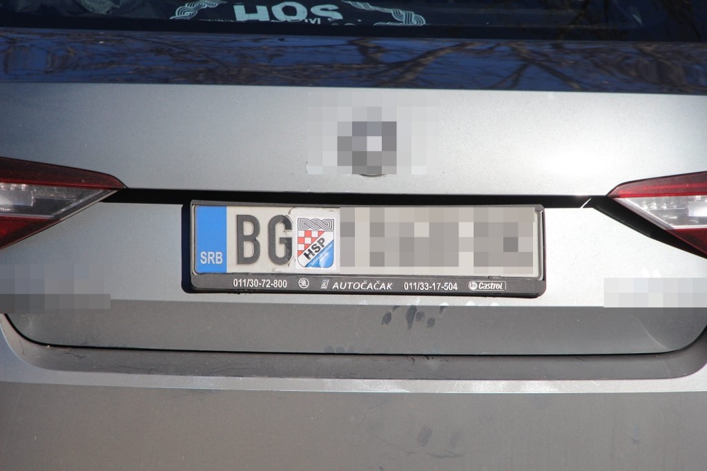 GASITE INTERNET, OVO JE SVE Na beogradsku tablicu stavio nalijepnicu HSP-a i stigao na Srđ