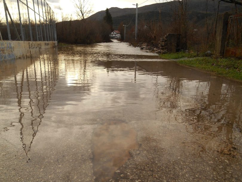 Ljubuški: Poplavljena Šipovača, voda u kućama