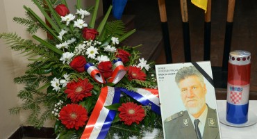 Tiho i bez ikakve pompe na Mirogoju je u četvrtak ispraćen general Praljak