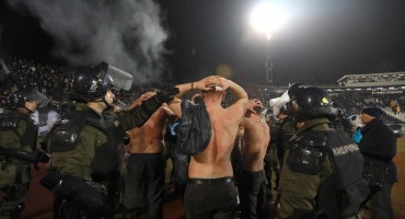 Pogledajte masovnu tučnjavu huligana na utakmici Partizana i Zvezde