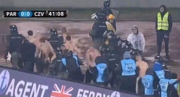 Skupina navijača upala na tribinu s Grobarima, izašli pretučeni, spaljeni bakljama i goli