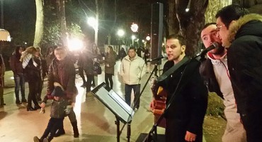 Mostarski glazbenici sviraju za beskućnike na šetnici Nikole Šubića Zrinskog 