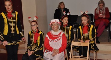 HT ERONET Božićna bajka: Djeca slušala bajke, pisala pisma, uživala u predstavi