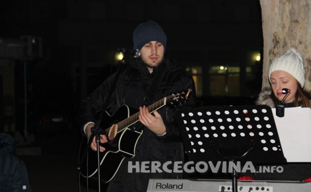 Mostarski glazbenici svirali za beskućnike na šetnici Nikole Šubića Zrinskog