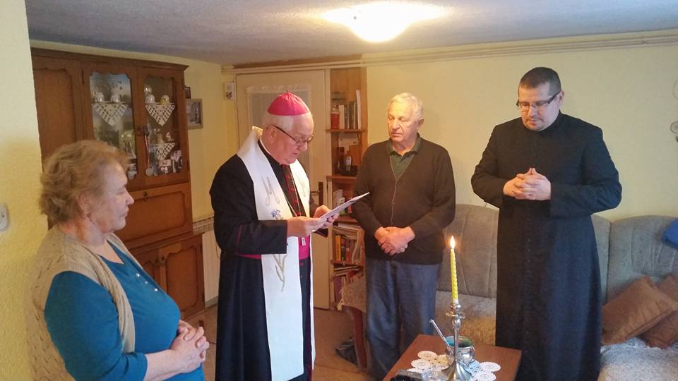 Biskup Komarica blagoslovio dom jedine katoličke obitelji u Bos. Petrovcu