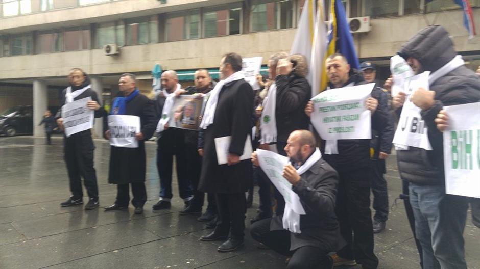 Počeo prosvjed ispred Veleposlanstva Hrvatske u BiH