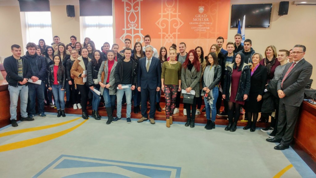 Gradonačelnik Bešlić uručio ugovore za 65 stipendija za akademsku 2017./2018