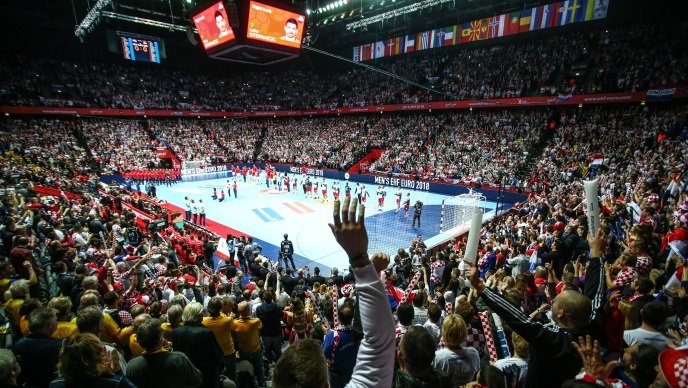 Pogledajte kako 12.000 navijača u Splitu pjeva pjesmu Miše Kovača