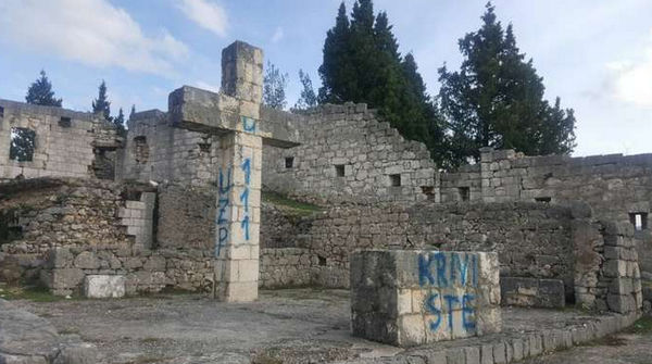 Stolac: Na molitvenom oltaru i križu osvanulo UZP i Krivi ste