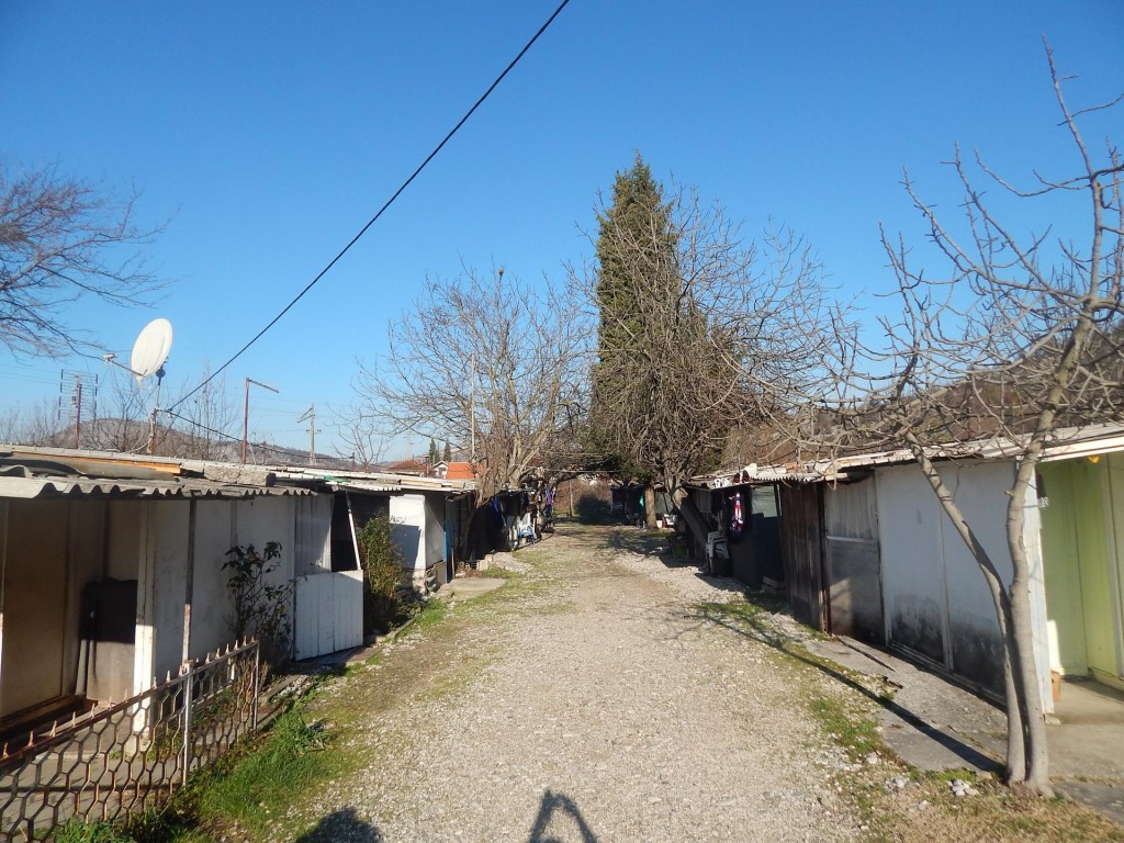 Izbjegli Hrvati u Hercegovini više od 20 godina žive u barakama ispod kreveta ‘navrate’ im zmije i miševi