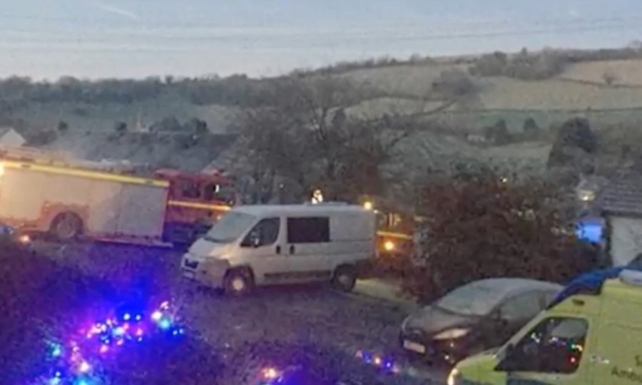 Muškarac ispred kuće iskopao rupu, uvukao se i rekao obitelji da više ne izlazi