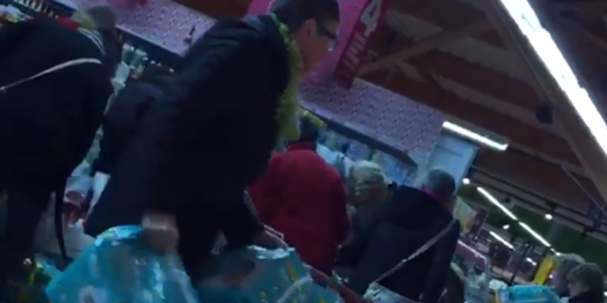 Kupci u francuskoj trgovini ponovno napravili pravi kaos: ovog puta na sniženju su bile - pelene