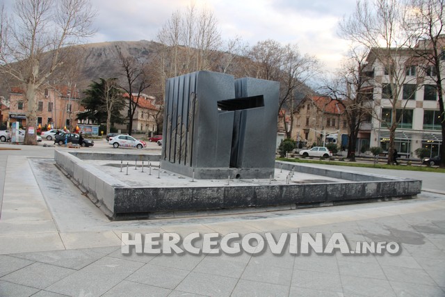 Mostar: Fontana na spomeniku ispred Hrvatskog doma herceg Stjepana Kosače u jako lošem stanju